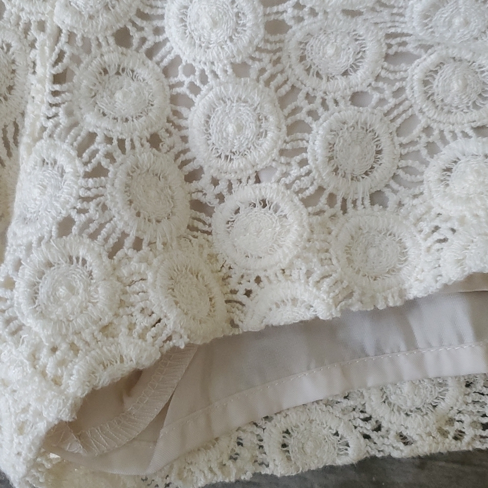 NWT Forever 21 Lined Cream Crochet Shorts Sz Large - Picture 2 of 6